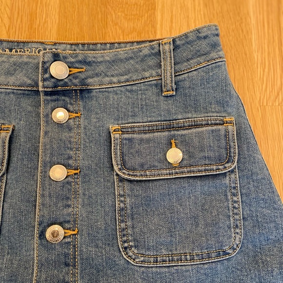 American Eagle Outfitters Short Stonewashed Jean Skirt w Buttons/Size 4/Stretch - Picture 7 of 8